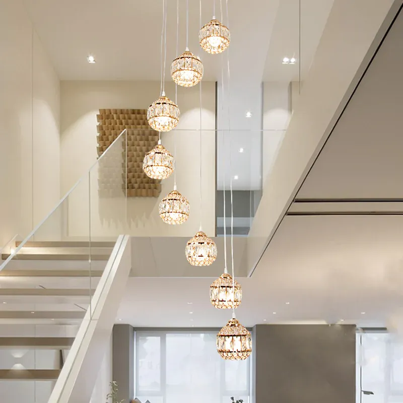 Eingesetzte Kristallgold-Cluster-Anhängerkugel mit 8 Glühbirnen, moderne Hängelampe mit Spiraldesign - Direktmontage