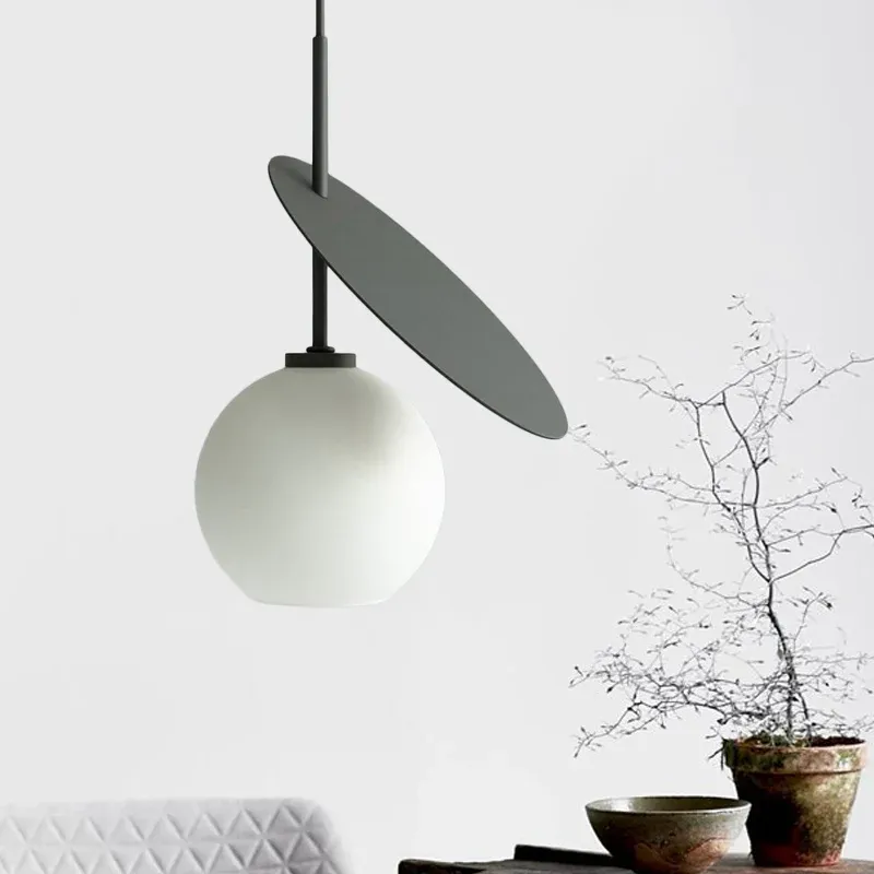 Moderne Kugel-Pendelleuchte, offene Glas-Hängeleuchte mit Metallkreis für Restaurant für Geländewagen