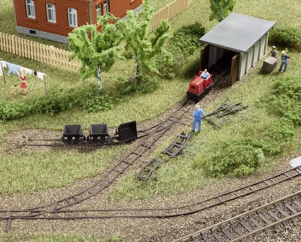 Auhagen 43700 TT Feldbahnsetattrappe mit Lokschuppen Attrappen Atmungsaktives Material