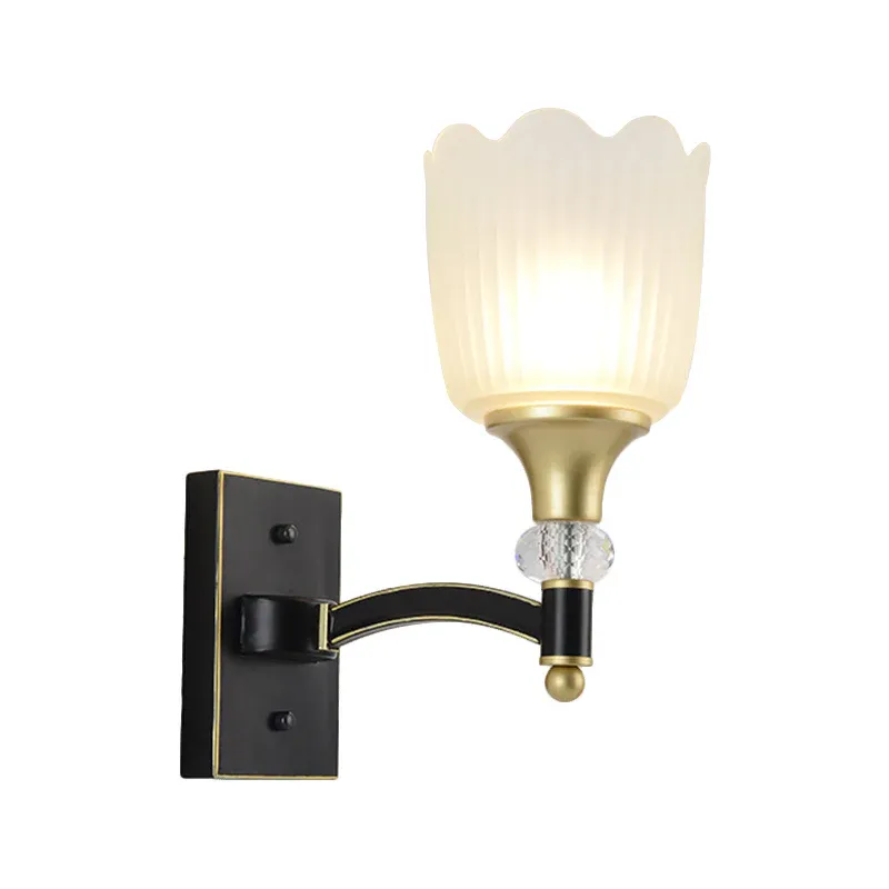 Bauernhaus-Wandbeleuchtung mit gewelltem Blumenmuster, 1/2 Köpfe, Wandleuchte aus Opalglas Schwarz und Golden