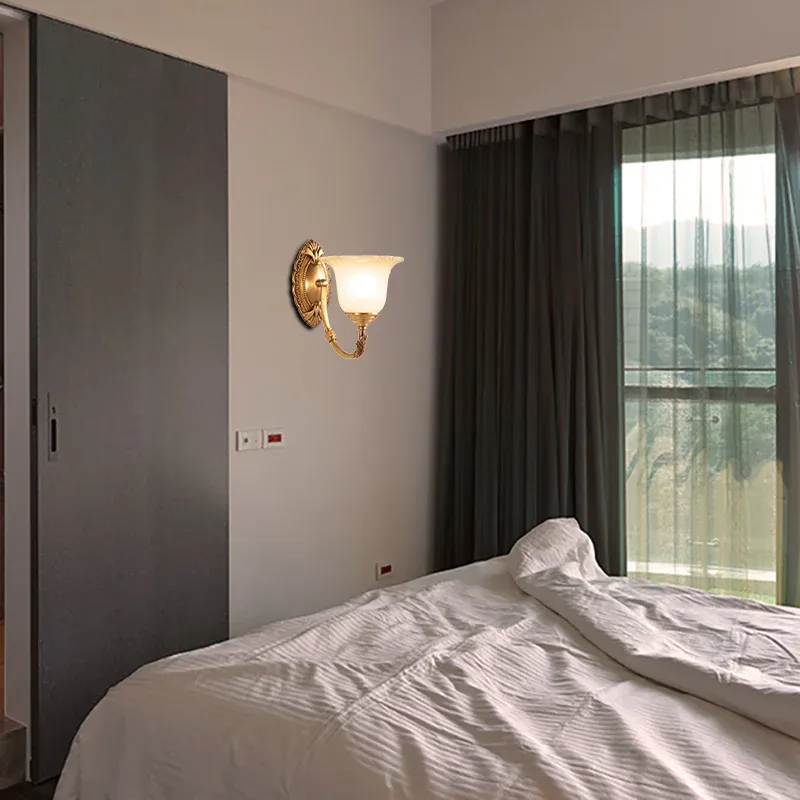 Gebogene Wandleuchte aus Metall im klassischen Stil, 1/2-flammige Schlafzimmer-Wandleuchte mit Opalglas-Blütenblattschirm