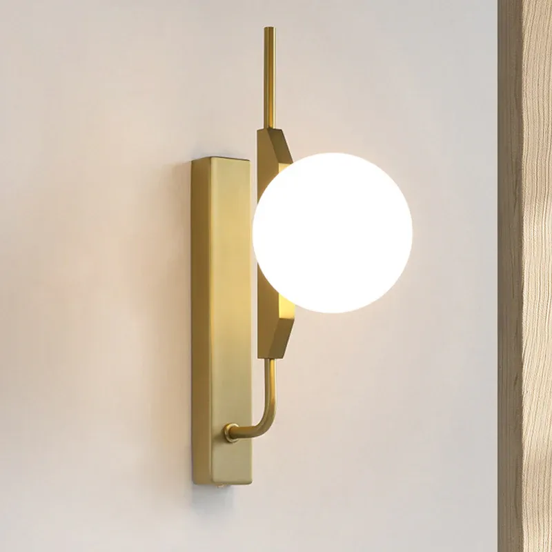 Globe Wohnzimmer-Wandleuchte, mattweißes Glas, 1-flammige moderne Wandleuchte mit goldfarbener rechteckiger Rückplatte
