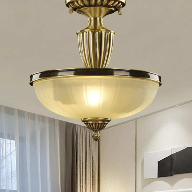 Halbmontierte Retro-Kuppel-Deckenleuchte aus Milchglas mit 2 Glühbirnen und urnenförmigem Metallstab Golden