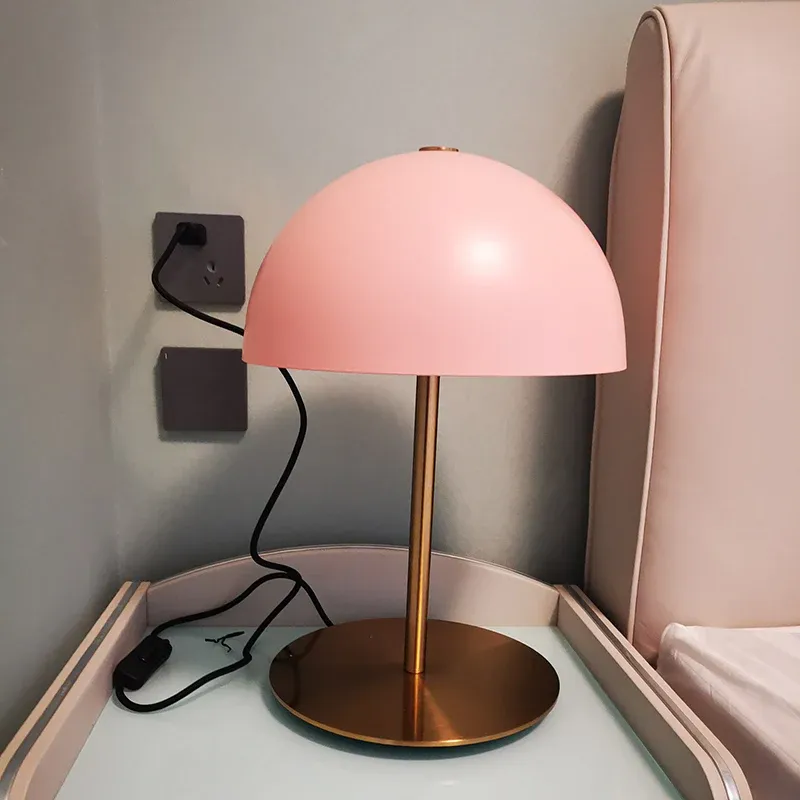 Kuppel-Nachttischleuchte, postmoderne Metall-Schlafzimmer-Nachtlampe mit 1 Licht und Ein-/Aus-Schalter