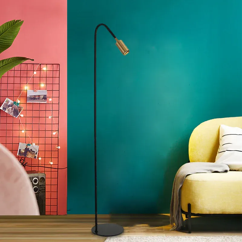 Minimale röhrenförmige Stehleuchte aus Metall mit 1 Kopf, Wohnzimmer-Bodenbeleuchtung Schwarz mit gebogenem Arm