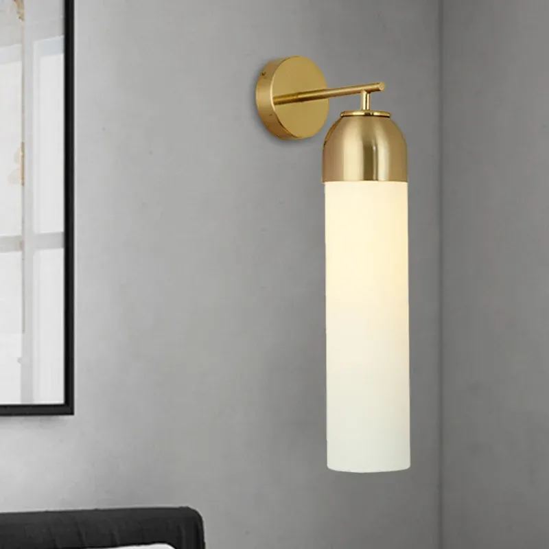 Modernistische röhrenförmige Wandleuchte aus cremefarbenem/grünem Glas mit 1 Kopf und Metallarm