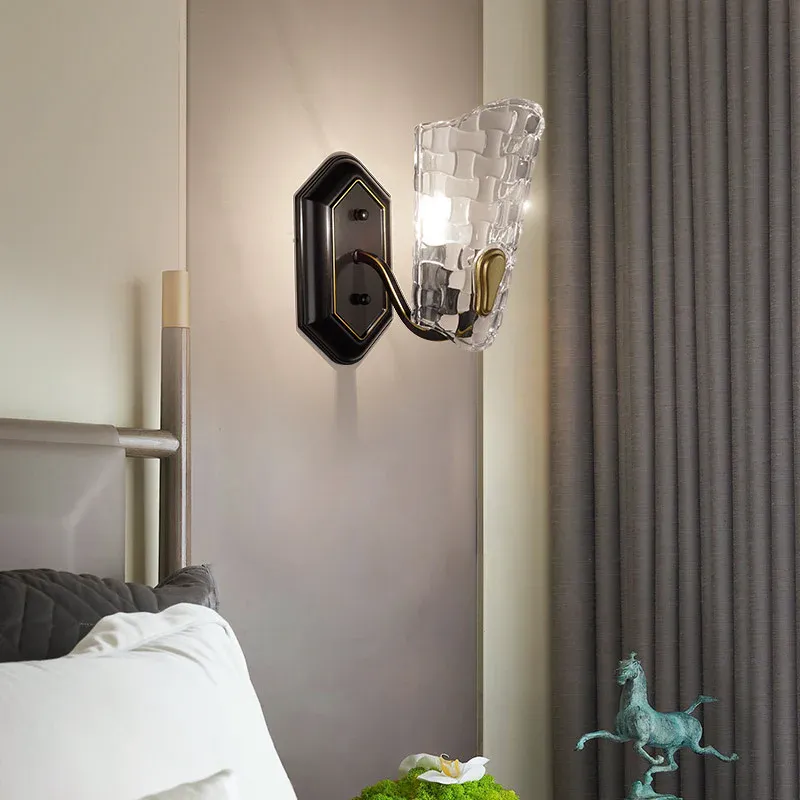 Modernistische schwarze Wandleuchte aus Metall mit gebogenem Arm, 1-flammige Wandleuchte mit klarem Kristallpanel