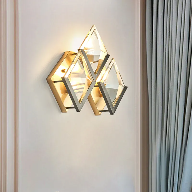 Rautenförmige Wandbeleuchtung im modernen Stil aus klarem Kristall und Metall mit 3 Lichtern, goldene Wandleuchte