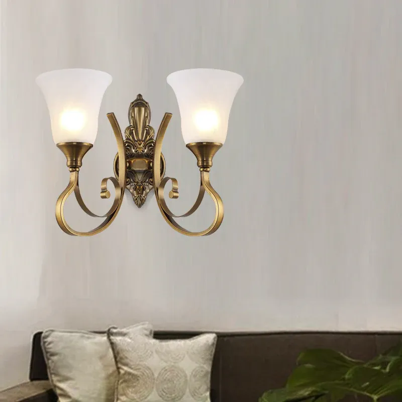 Retro-Glocken-Wandleuchte, 1/2-flammige Wandleuchte aus Milchglas mit gebogenem Metallarm Golden für die Veranda