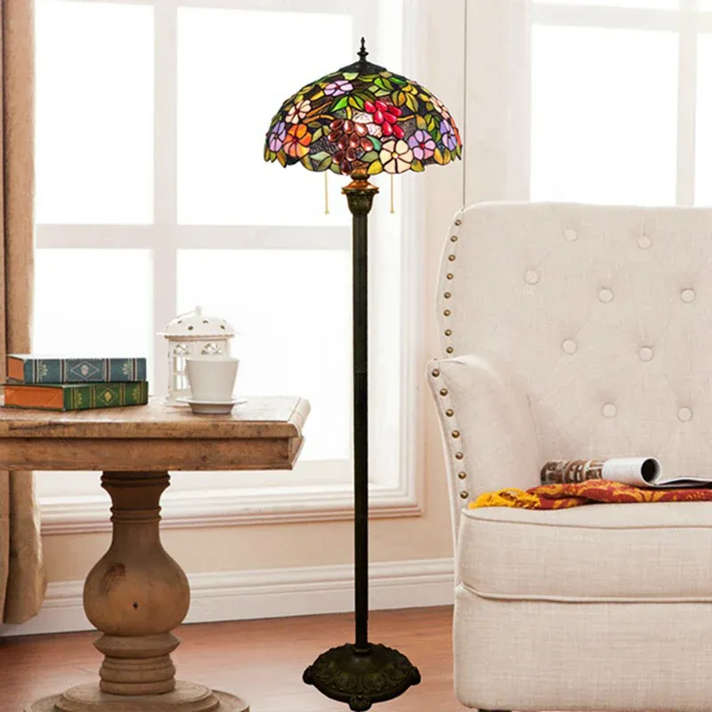 Stehlampe mit Schalenschirm, antik gebeiztes Kunstglas, 2 Köpfe, lila Stehleuchte mit Trauben- und Blumenmuster