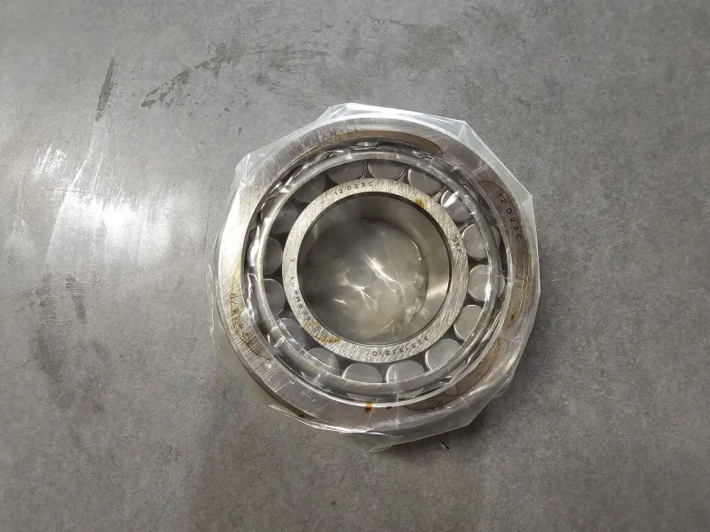 Einzel Row Tapered Roller Bearing 65mm ID x 140mm OD x 51mm W, 32313 J2/Q mit Magnethalter