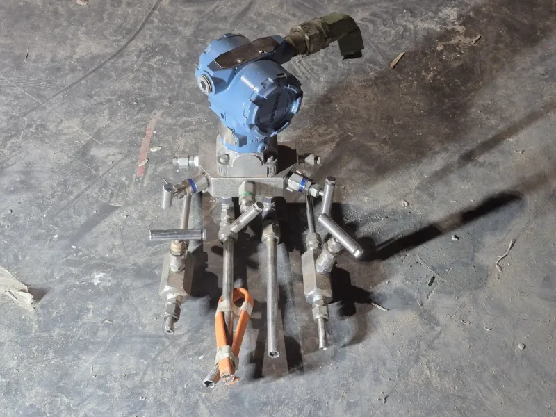 Pressure Transmitter 3051CD1A52A1AC6 w/ Valve Manifold