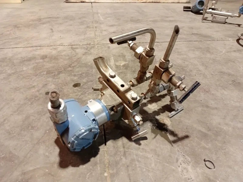 Pressure Transmitter 3051CD2A02A1AS5C604 w/ Valve Manifold