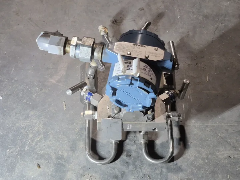 Pressure Transmitter 3051CD3A02A1AS5C6Q4 w/ Valve Manifold