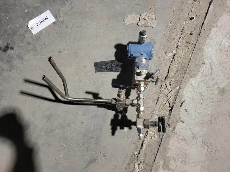Pressure Transmitter 3051CDA02A1AS5C604 w/ Valve Manifold