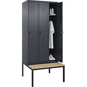 Spind Classic PLUS Sitzbank, 3 Abteile, grau, B 900 mm, Sicherheits-Drehriegel, untergebaut, Buche-Hartholz.
