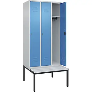Spind Classic PLUS Sitzbank, 3 Abteile, lichtgrau / lichtblau, B 900 mm, Zylinderschloss, untergebaut, Kunststoff.
