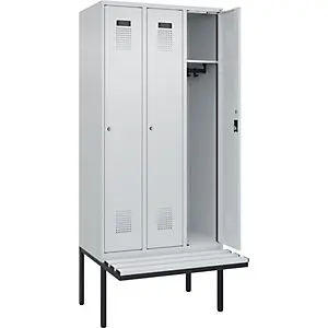 Spind Evolo PLUS Sitzbank, 3 Abteile, lichtgrau / lichtgrau, B 900 mm, Zylinderschloss, mit auskragender Sitzbank, Kunstst...