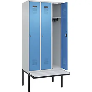 Spind Evolo PLUS Sitzbank, 3 Abteile, lichtgrau / lichtblau, B 900 mm, Zylinderschloss, mit auskragender Sitzbank, Kunstst...