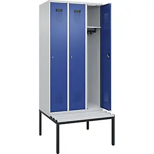Spind Evolo PLUS Sitzbank, 3 Abteile, lichtgrau / enzianblau, B 900 mm, Zylinderschloss, mit untergebauter Sitzbank, Kunst...