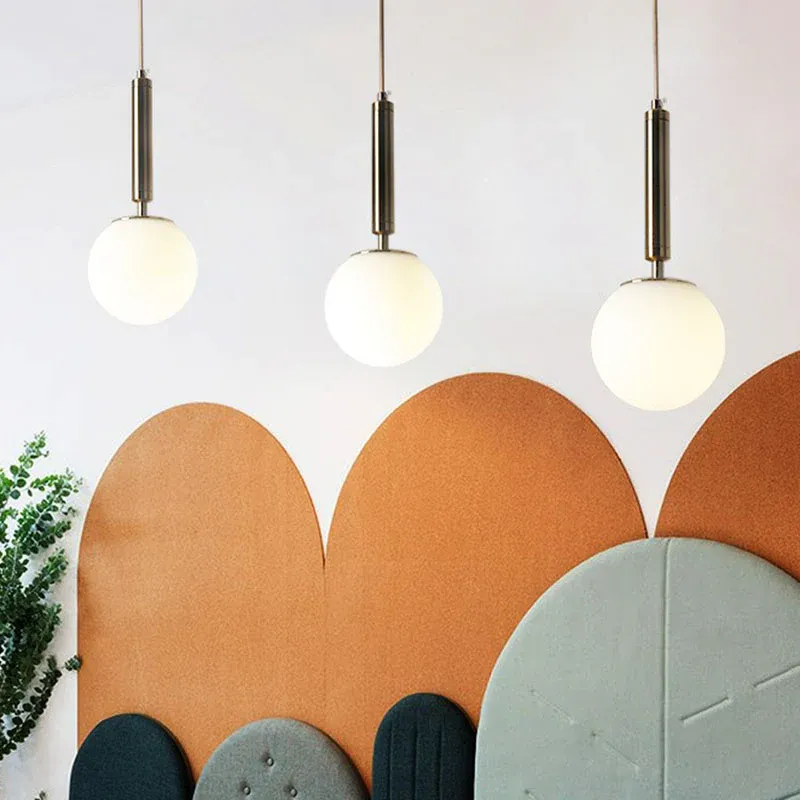 12V Einflammige Nachttisch-Hängelampe, einfache Pendelleuchte mit kugelförmigem weißen Glasschirm