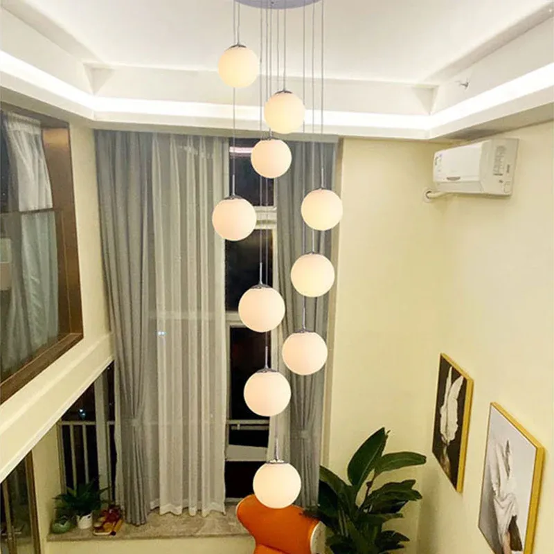 Abschleppstange 10-Kopf-Treppen-Cluster-Pendelleuchte, einfache silberne Tropfenlampe mit kugelförmigem cremefarbenem Gla...