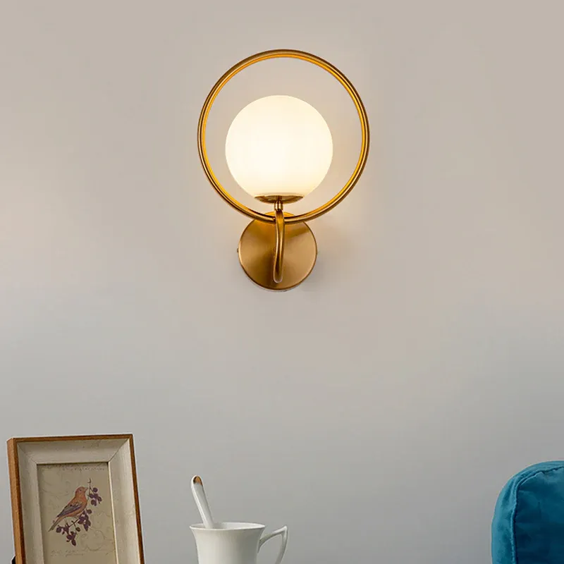 Elektrische Seilwinde Metall-Kreis-Wandleuchte, modernistische 1-Kopf-Gold-Wandleuchte mit kugelförmigem weißem Glasschirm