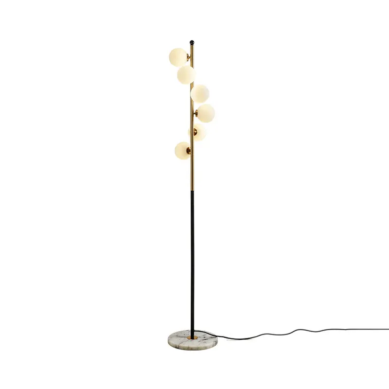 Gold- und schwarze Kugel-Bodenbeleuchtung. Minimalistische 6-flammige Stehlampe aus cremefarbenem Glas mit Spiraldesign Ei...