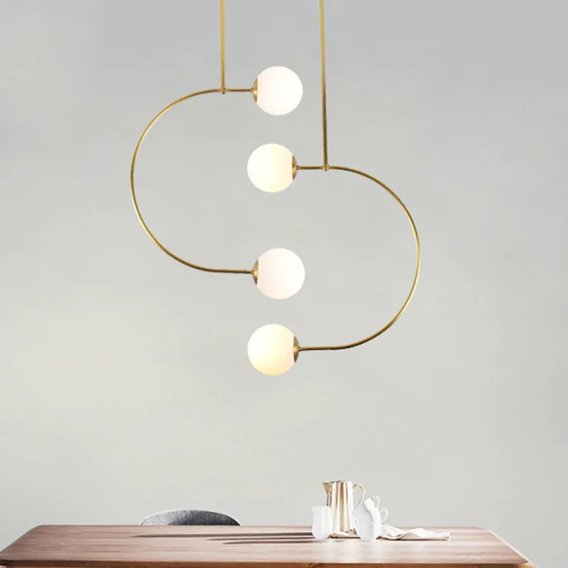 Hängeleuchte C-Form aus Metall mit Kugelschirm aus Milchglas, moderne Hängelampe mit 2 Lichtern Golden