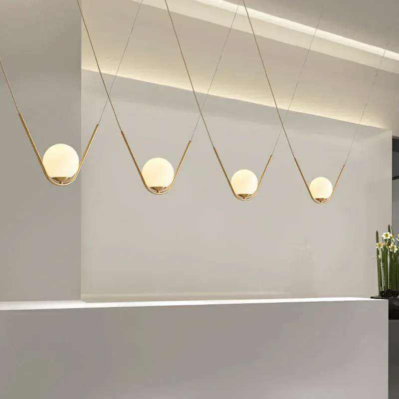 Kugel-Hängeleuchte Simplicity, 1-Kopf-Goldanhänger aus weißem Glas mit V-Design Einfache Anbringung
