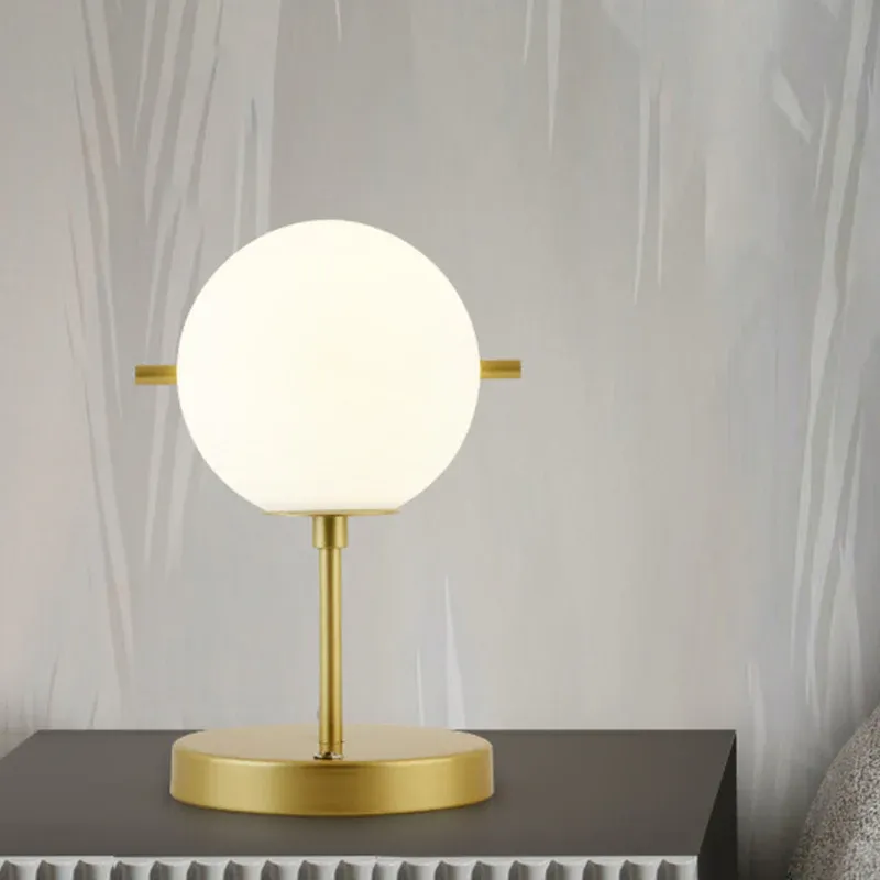 Postmoderne kugelförmige Nachttischleuchte aus weißem Glas, 1-Kopf-Nachttischlampe Golden