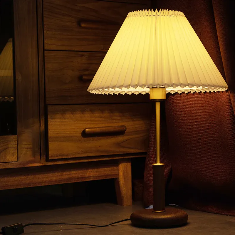 Hellbraun Tischlampe aus plissiertem Kunststoff, konisch, 1 Glühbirne, minimalistische Nachttischleuchte mit braunem Sock...