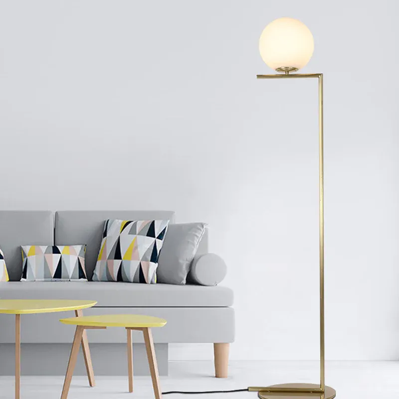 Xenon- Goldene, kugelförmige Stehleuchte, Minimalismus, 1 Glühbirne, Milchglas, rechtwinklige Stehlampe