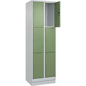 3er-Schließfachschrank Traditionell PLUS, 2 Abteile, lichtgrau / resedagrün, B 600 mm, 6 Fächer, mit Bodensockel.