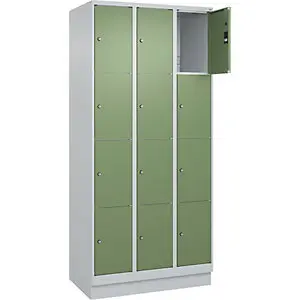 4er-Schließfachschrank Edel PLUS, 3 Abteile, lichtgrau / resedagrün, B 900 mm, 12 Fächer, mit Bodensockel.