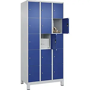 5er-Schließfachschrank Bewährt PLUS, 3 Abteile, lichtgrau / enzianblau, B 900 mm, 15 Fächer, mit Füßen.