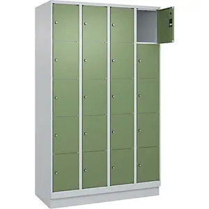 5er-Schließfachschrank Bewährt PLUS, 4 Abteile, lichtgrau / resedagrün, B 1200 mm, 20 Fächer, mit Bodensockel.