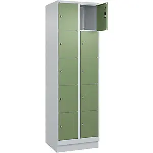 5er-Schließfachschrank Bewährt PLUS, 2 Abteile, lichtgrau / resedagrün, B 600 mm, 10 Fächer, mit Bodensockel.