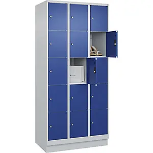 5er-Schließfachschrank Edel PLUS, 3 Abteile, lichtgrau / enzianblau, B 900 mm, 15 Fächer, mit Bodensockel.
