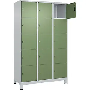 5er-Schließfachschrank Edel PLUS, 3 Abteile, lichtgrau / resedagrün, B 1200 mm, 15 Fächer, mit Füßen.