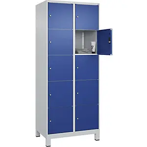 5er-Schließfachschrank Zeitlos PLUS, 2 Abteile, lichtgrau / enzianblau, B 800 mm, 10 Fächer, mit Füßen.