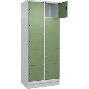 5er-Schließfachschrank Zeitlos PLUS, 2 Abteile, lichtgrau / resedagrün, B 800 mm, 10 Fächer, mit Bodensockel.