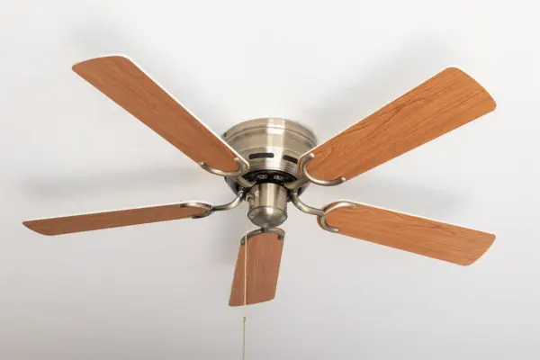 Pepeo Extra flacher Deckenventilator Kisa Deluxe Messing alt Flügel Weiß / Ahorn 105420190OL