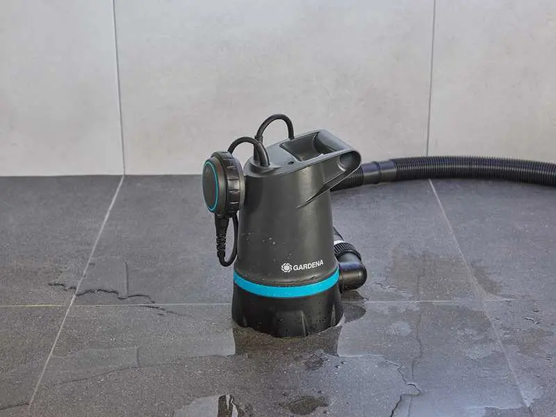 Gardena 20000 STANDARD - Elektrische Tauchpumpe für klares Wasser - Integrierter Schwimmer