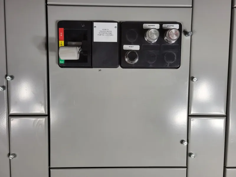 10 hp, 600V, 30A, 3-Ph FVNR Starter, Size 1 Bucket Freedom 2100 MCC Frame für Langzeitlagerung