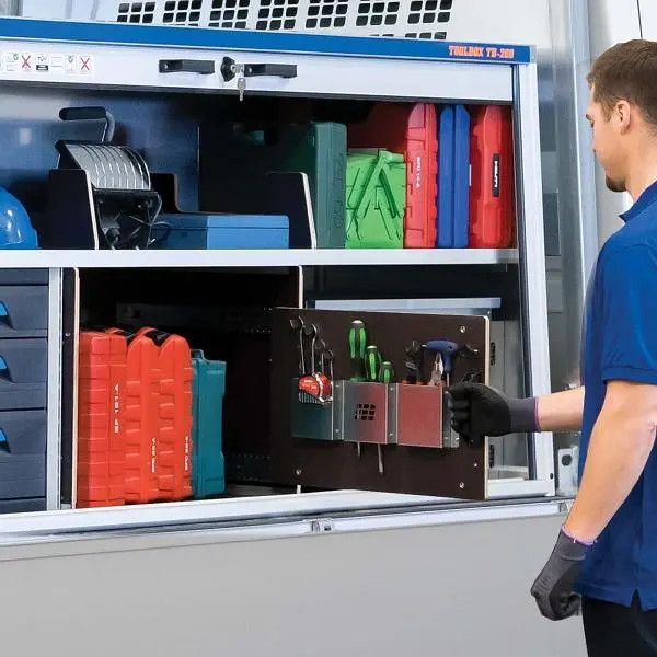 LogicLine Vertikalauszug für CombiBox CB Sterngriffschrauben 111160